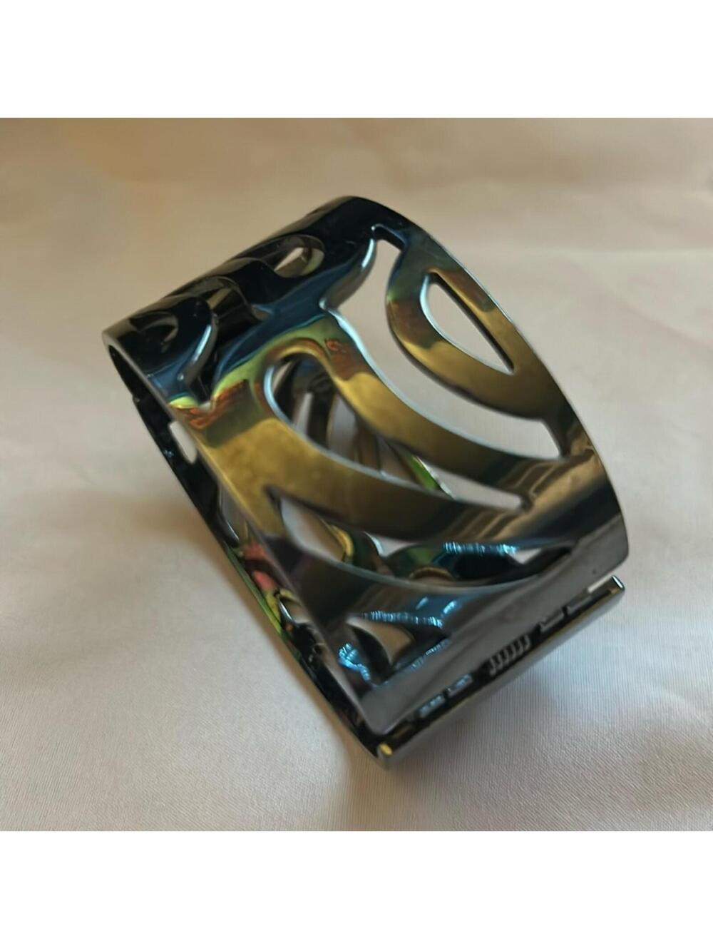 Snappy closure metal bracelet